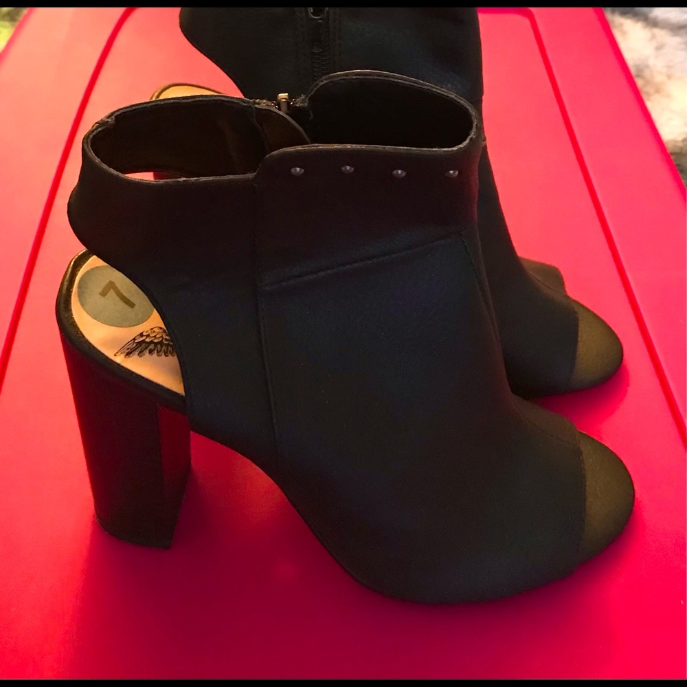 Nice black heels NWT